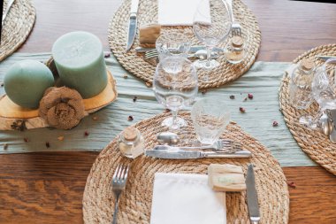 Düğün masası dekorasyonu. Düğün kırsal tarzı.