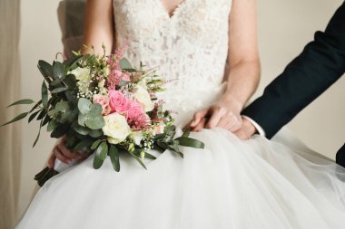 Güllü bir gelin buketi, lisianthus, okaliptüs