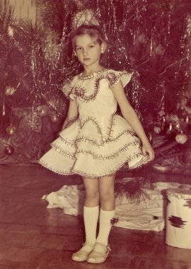 1989 Noel 'inde anaokulunda başında kurdeleyle 7 yaşında Sovyet bir kız.