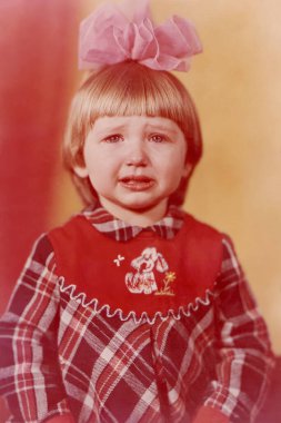 1983 'te SSCB' de bir fotoğraf stüdyosunda ağlayan iki yaşında bir kız.