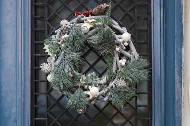 Dalları ve gümüş topları olan bir Noel çelengi.