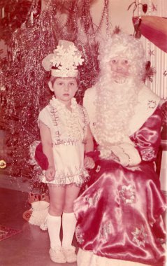 5 yaşında, taç takmış küçük bir Sovyet kızı ve 1987 Noel 'inde anaokulunda Noel Baba.