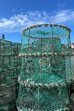 Dieppe limanında bir balık avı tuzağı kuruyor.