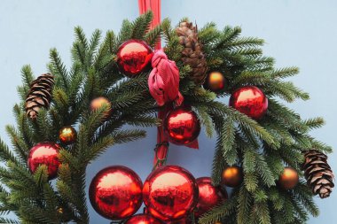 Dalları ve kırmızı topları olan bir Noel çelengi.