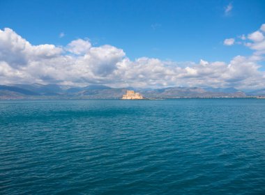 Yunanistan 'ın Mora Yarımadası' ndaki Nafplion yakınlarındaki Bourtzi Kalesi