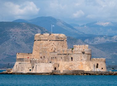 Yunanistan 'ın Mora Yarımadası' ndaki Nafplion yakınlarındaki Bourtzi Kalesi