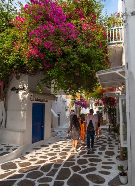 Mykonos, Yunanistan. 1 Haziran 2023: Eski Kasaba sokaklarındaki Kiklad mimari evleri arasında turistler ve dükkanlar (Chora)
