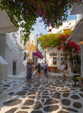 Mykonos, Yunanistan. 1 Haziran 2023: Eski Kasaba sokaklarındaki Kiklad mimari evleri arasında turistler ve dükkanlar (Chora)