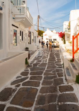 Mykonos, Yunanistan. 1 Haziran 2023: Eski Kasaba sokaklarındaki Kiklad mimari evleri arasında turistler ve dükkanlar (Chora)