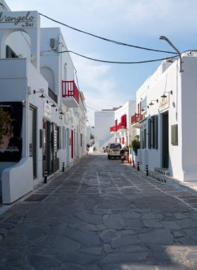 Mykonos, Yunanistan. 1 Haziran 2023: Eski Kasaba sokaklarındaki Kiklad mimari evleri arasında turistler ve dükkanlar (Chora)