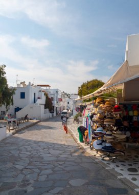 Mykonos, Yunanistan. 1 Haziran 2023: Eski Kasaba sokaklarındaki Kiklad mimari evleri arasında turistler ve dükkanlar (Chora)