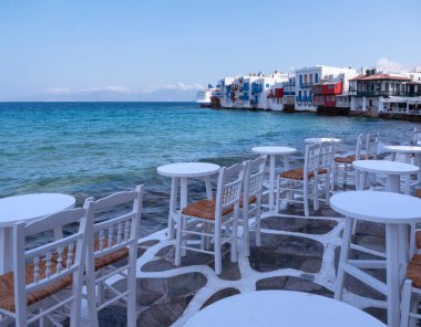 Yürüyen turistlerle Küçük Venedik adasının panoramik manzarası