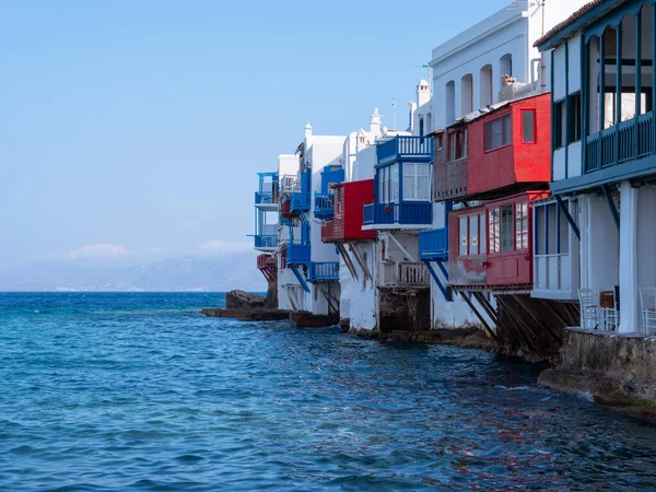 Yürüyen turistlerle Küçük Venedik adasının panoramik manzarası