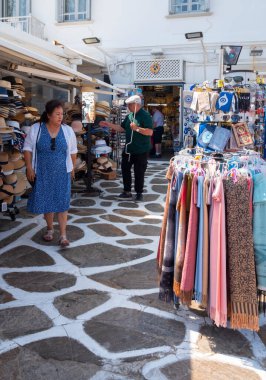 Mykonos, Yunanistan. 1 Haziran 2023: Eski Kasaba sokaklarındaki Kiklad mimari evleri arasında turistler ve dükkanlar (Chora)
