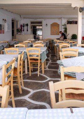 Mykonos, Yunanistan. 1 Haziran 2023: Yunan Tavernası, Eski Kasaba sokaklarındaki Kiklad mimari evleri arasındadır (Chora)