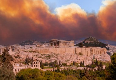 Yunanistan 'ın Atina kentinde çıkan yangınlardan çıkan dumanlara karşı Akropolis ve Parthenon manzarası