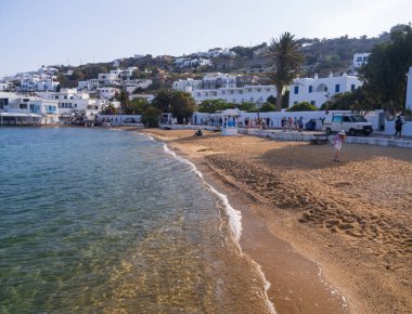 Mykonos, Yunanistan. 1 Haziran 2023: Eski Şehir sokaklarındaki turistler (Chora)