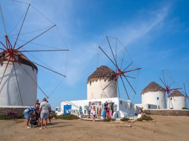 Mykonos, Yunanistan. Haziran 2023: Mykonos 'un Eski Şehir Chora' sında yel değirmenleri ve turistler