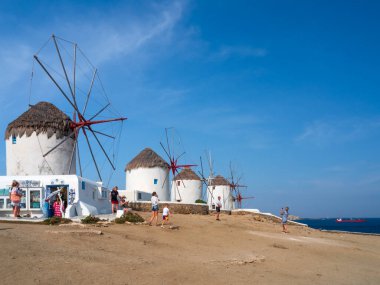 Mykonos, Yunanistan. Haziran 2023: Mykonos 'un Eski Şehir Chora' sında yel değirmenleri ve turistler