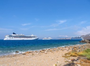 Yunanistan 'ın Mykonos Adası limanında büyük yolcu gemileri