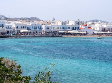 Mikonos 'un Eski Kasaba Chora' sının turist ve deniz manzarası