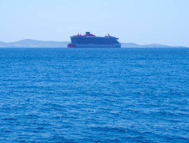 Yunanistan 'ın Mykonos Adası limanında büyük bir yolcu gemisi