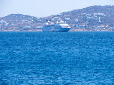 Yunanistan 'ın Mykonos Adası limanında büyük bir yolcu gemisi
