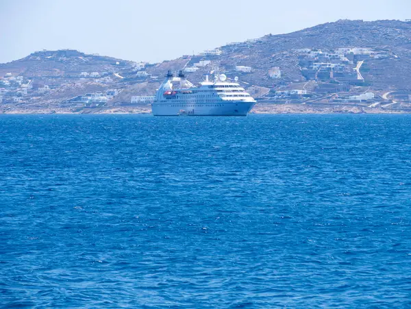Yunanistan 'ın Mykonos Adası limanında büyük bir yolcu gemisi