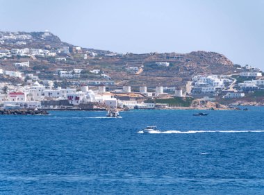 Denizden Mykonos adasının panoramik manzarası