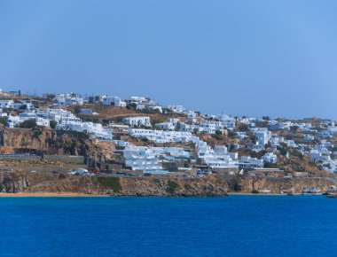 Denizden Mykonos adasının panoramik manzarası