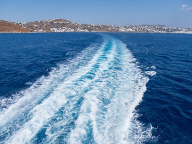 Yunanistan 'daki Mykonos adasının panoramik manzaralı Ege Denizi' ndeki feribot yolu