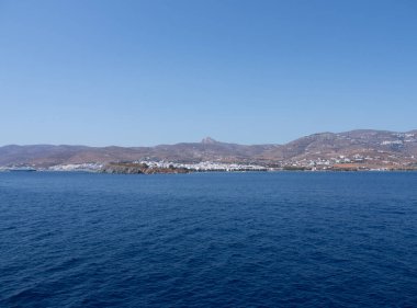 Ege Denizi 'nden Tinos adasının panoramik manzarası