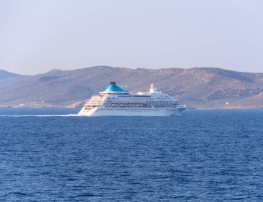 Yunanistan Ege Denizi 'nde büyük bir yolcu gemisi