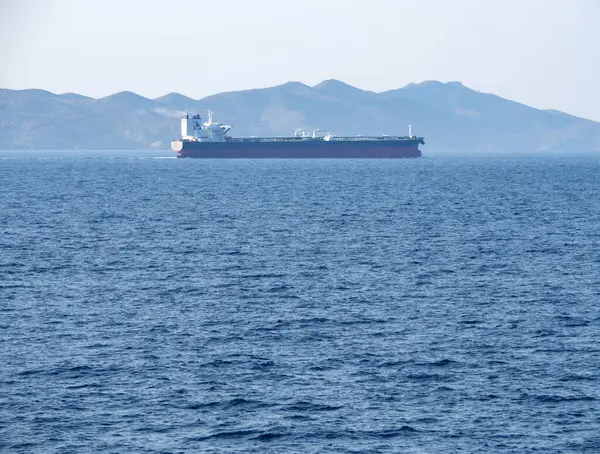 Akdeniz 'de büyük bir petrol tankeri