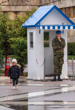 Atina, Yunanistan. 16 Aralık 2023. Syntagma Meydanı 'nda Yunan muhafızların muhafızları Evzon' u koruyan bir asker