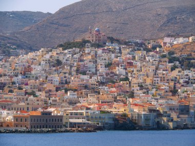 Yunanistan 'ın Ermoupolis kenti Syros' a denizden panoramik manzara