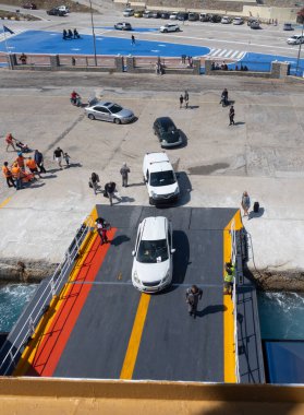 Ermoupolis, Syros Adası, Yunanistan. 3 Haziran 2023: Yolcu feribotu limandaki marinaya yanaştı