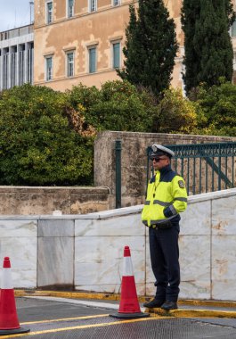 Atina, Yunanistan. 16 Aralık 2023. Syntagma Meydanı 'nda Nevzorov Yunan Muhafızlarını koruyan polisler