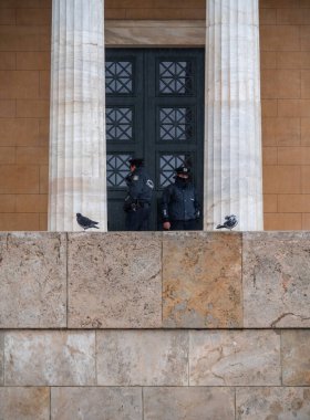 Atina, Yunanistan. 16 Aralık 2023. Syntagma Meydanı 'nda Nevzorov Yunan Muhafızlarını koruyan polisler