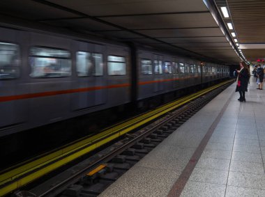 Atina, Yunanistan. 16 Aralık 2023: Yolcular Atina şehir merkezindeki metro istasyonunda tren bekliyor