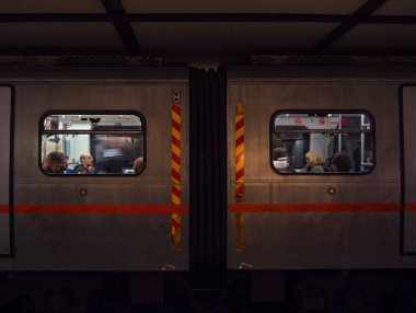 Atina, Yunanistan. 16 Aralık 2023: Yolcular Atina şehir merkezindeki metro istasyonunda tren bekliyor