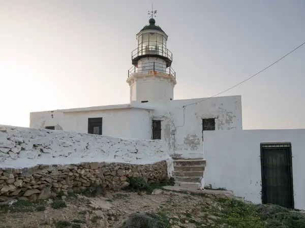 ギリシャのミコノス島のランドマークであるメイクス灯台のパノラマビュー ストック画像