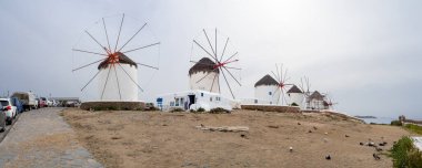 Yunanistan 'daki Mykonos adasının yel değirmenlerinin panoramik manzarası