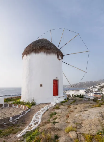 ギリシャのミコノス島の風車のパノラマビュー ロイヤリティフリーのストック写真