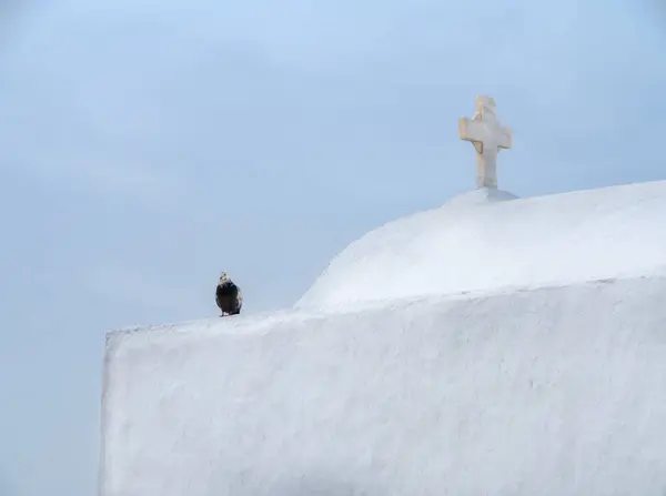 ギリシャのミコノス島の十字架を持つ美しい白い教会 ストック写真
