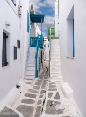Yunanistan 'ın Mykonos adasında geleneksel sokakları daralt