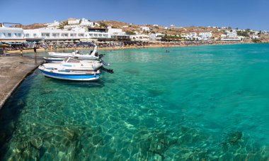 Yunanistan 'ın Mykonos adasındaki Platis Gialos plajının panoramik manzarası