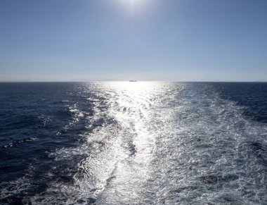 Yunanistan 'da Ege Denizi' nde ufukta görünen bir gemi