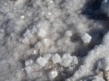 Yunanistan 'ın Mesolongi kentindeki Turlida köyünde tuz kristalleriyle tuz havuzlarında tuz çıkarma