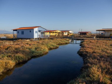 Yunanistan 'ın Mesolongi kentindeki Turlida köyünde su üzerinde otantik balıkçılık evleri